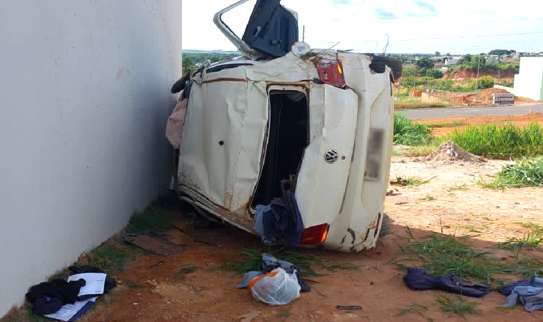 Carro capota após colisão com caminhonete em Sorriso; dois feridos