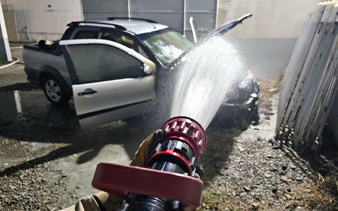 Carro pega fogo em estacionamento no Nortão