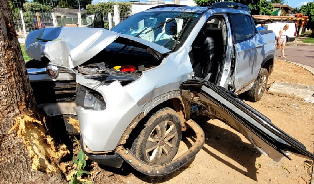 Sinop: condutor perde controle de carro e bate em árvore após colisão com outro