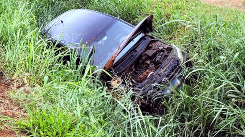 Condutor passa mal, perde controle de carro na BR-163 e cai em vala de escoamento em Sinop