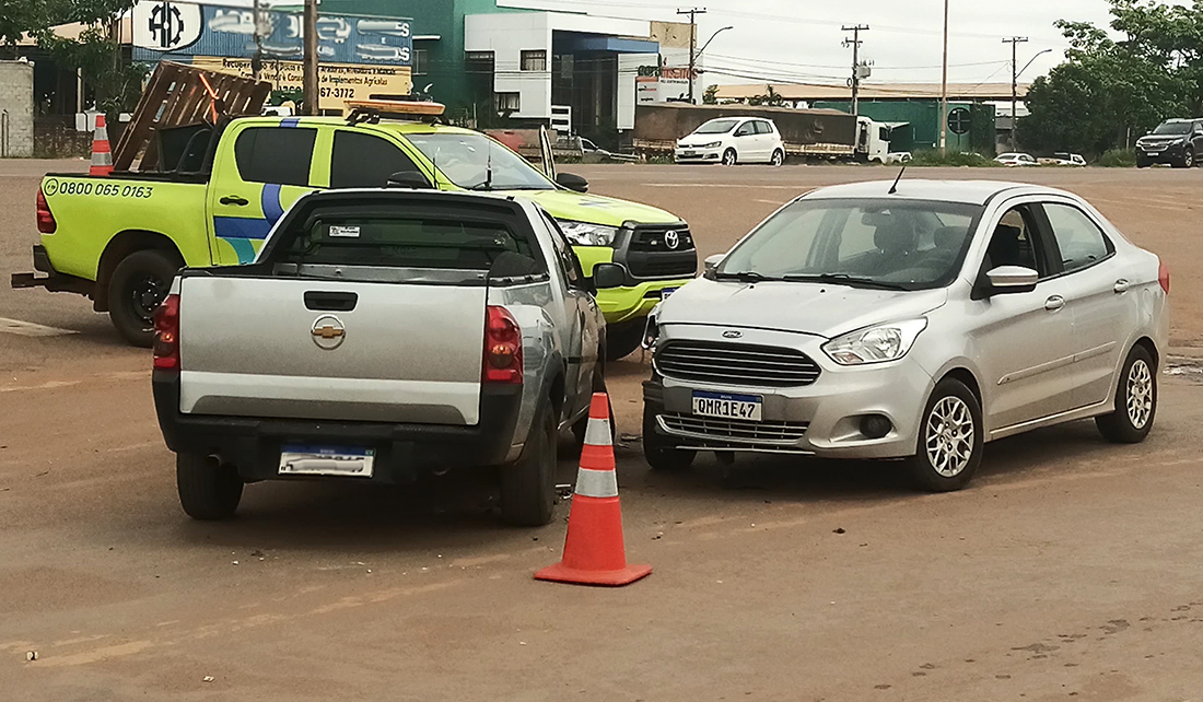 Dois carros se envolvem em colisão em via lateral da BR-163 em Sinop