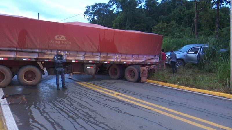 Condutor de carreta perde controle em descida e acaba batendo em Hilux em Sorriso