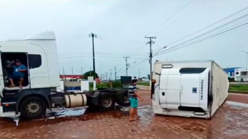 Vagão de carreta carregado de carne tomba em estacionamento de posto em Sinop