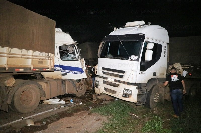 Carreta bate em outra e motorista fica ferido na BR-163 em Nova Mutum Carreta bate em outra e motorista fica ferido na BR-163 em Nova Mutum