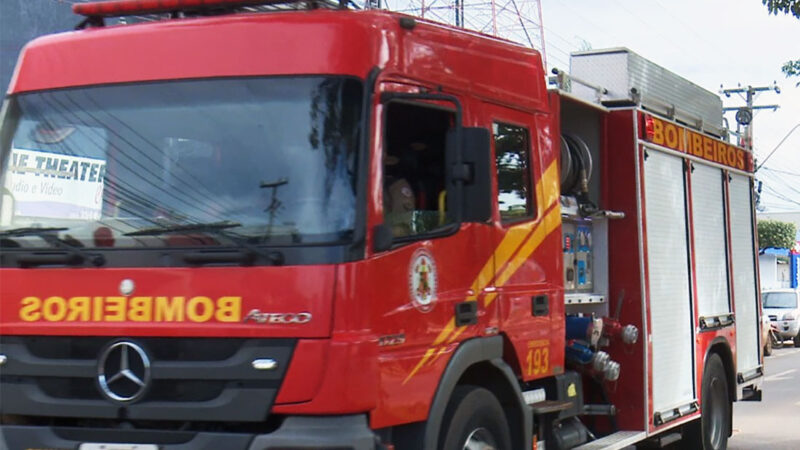 Bombeiros combatem incêndio em caminhão-baú em Lucas do Rio Verde