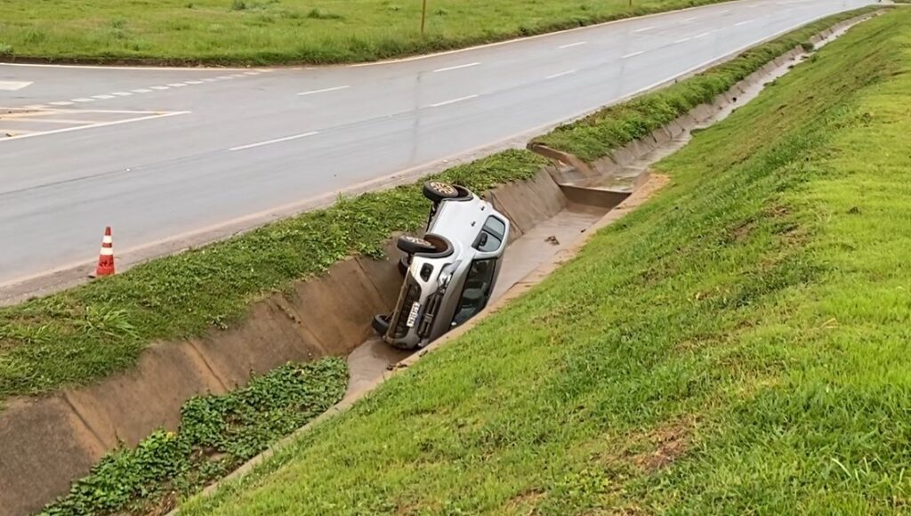 Motorista sai ileso após carro sair de pista na BR-163 em Sorriso