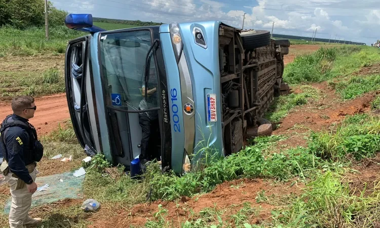 Passageira de ônibus que tombou morre em hospital em MT