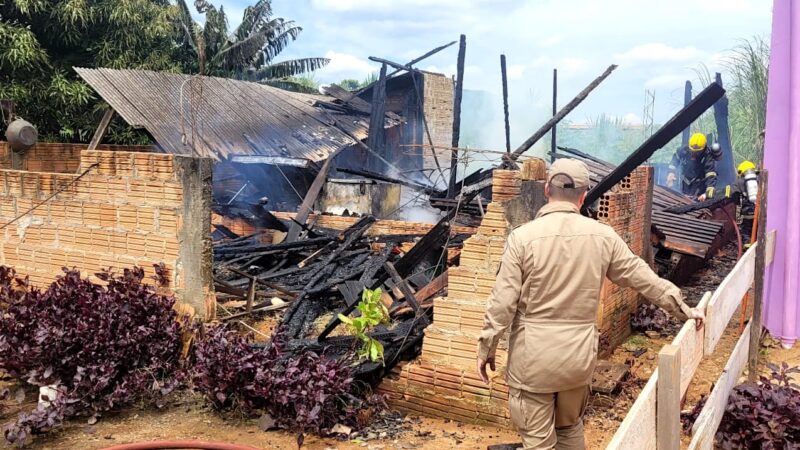 Casa de madeira é destruída pelo fogo em Sinop