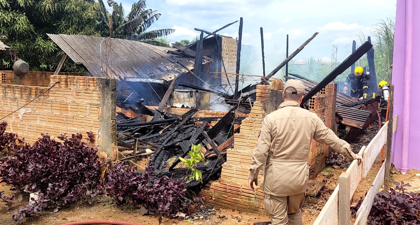 Casa de madeira é destruída pelo fogo em Sinop