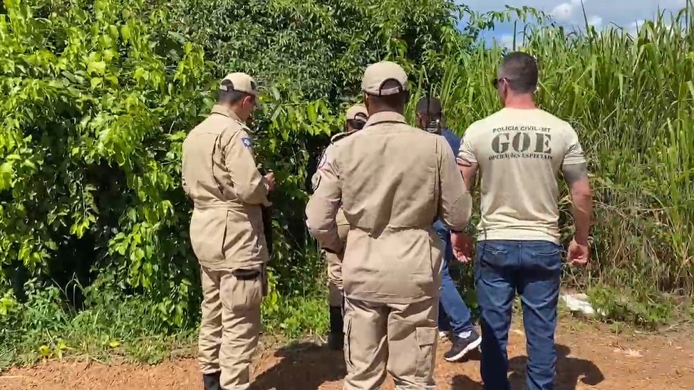 Polícia Civil e Corpo de Bombeiros realiza buscas de jovem que estaria enterrado próximo ao rio Lira em Sorriso Polícia Civil e Corpo de Bombeiros realiza buscas de jovem que estaria enterrado próximo ao rio Lira em Sorriso