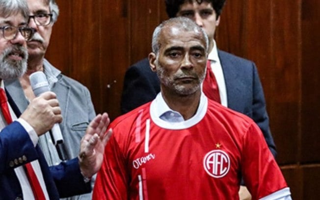 Romário toma posse no America-RJ e destaca Zagallo: ‘Mesma importância que Pelé’ Romário toma posse no America-RJ e destaca Zagallo: ‘Mesma importância que Pelé’