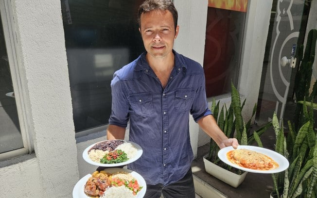 Ex-galã de Malhação é fotografado entregando frango assado; veja Ex-galã de Malhação é fotografado entregando frango assado; veja