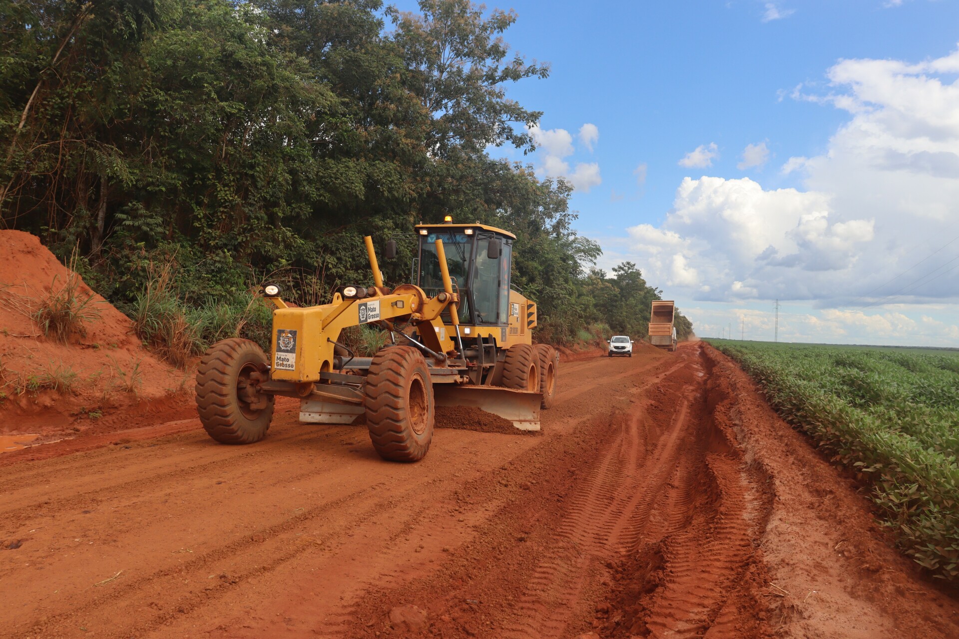 Secretaria inicia recuperação de estrada entre Trivelato-Lucas que ficou interditada após atoleiros