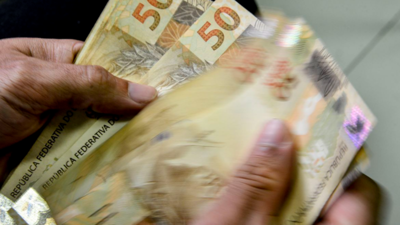 REAJUSTE – Salário mínimo de R$ 1.412 começa a valer a partir desta segunda-feira