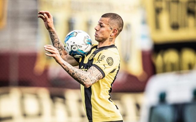 Destaque do Peñarol, Léo Coelho é sugerido ao Vasco; clube avalia