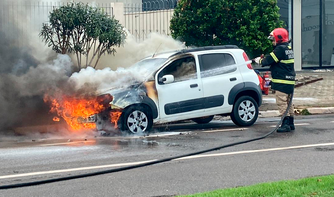 Carro pega fogo e fica destruído em Sorriso