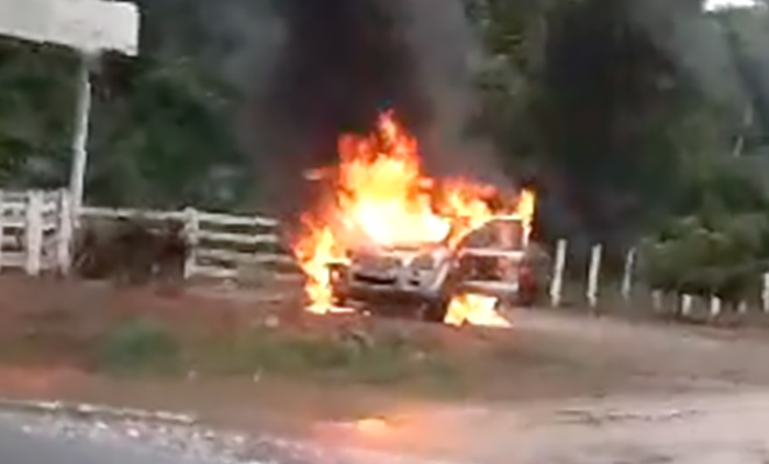 Veículo pega fogo e fica destruído na rodovia Santa Carmem-Sinop; assista