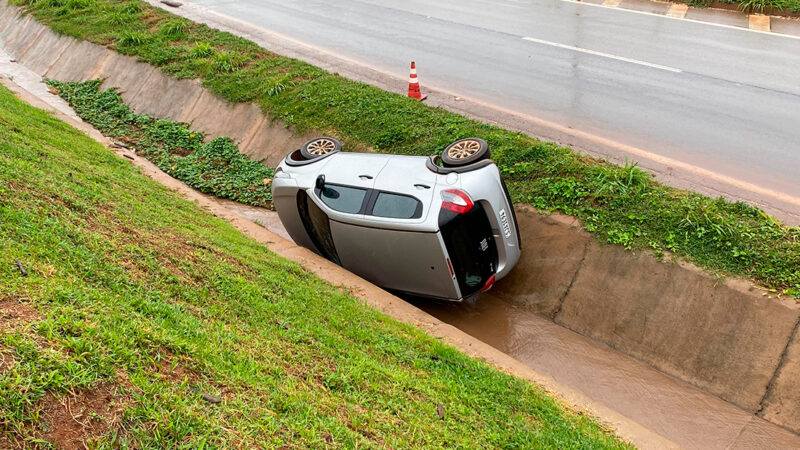 Carro cai em vala após condutor ser ‘fechado’ na BR-163 em Sorriso