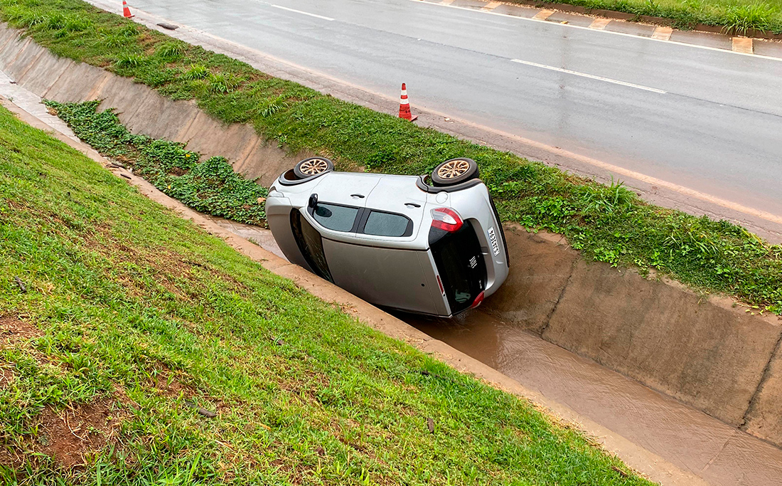 Carro cai em vala após condutor ser ‘fechado’ na BR-163 em Sorriso