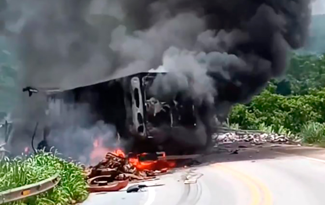 Carreta carregada com combustível pega fogo após colisão com outra em rodovia de Mato Grosso; dois mortos