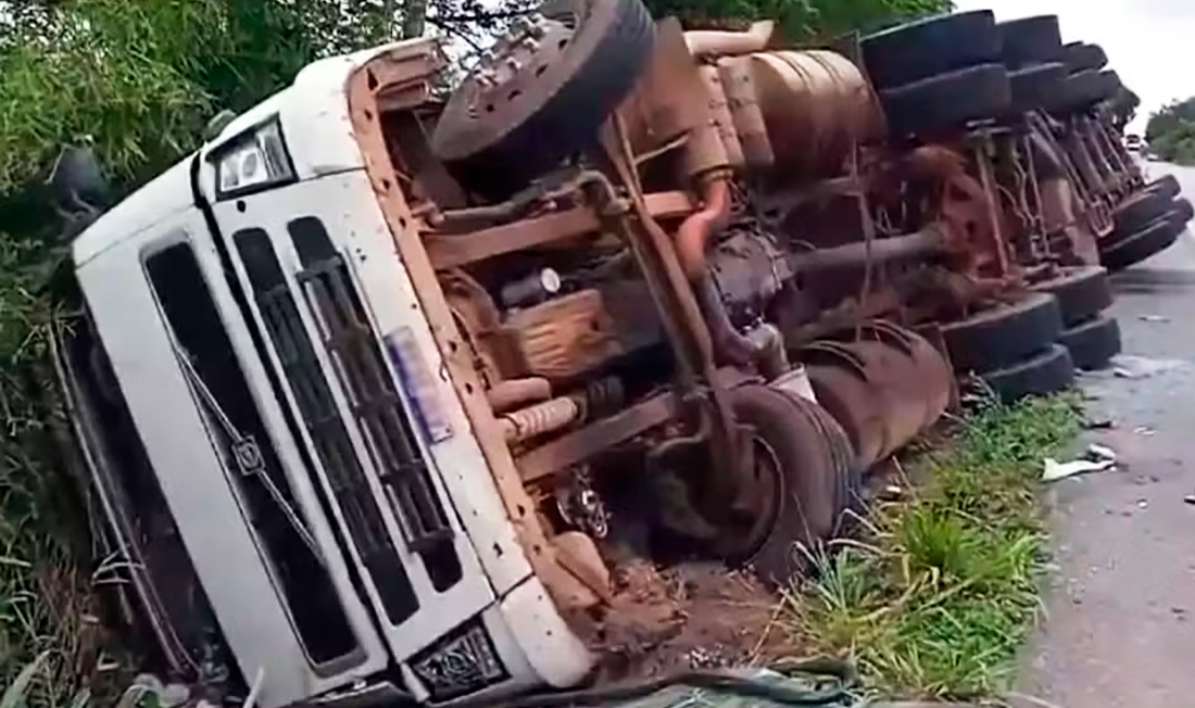 Carreta tomba e motorista morre em rodovia federal de Mato Grosso; passageira socorrida