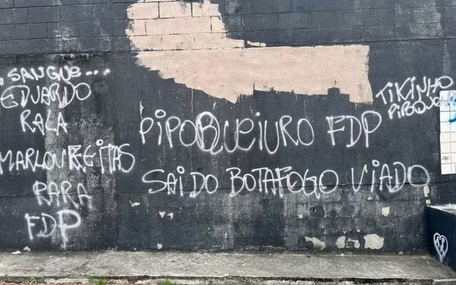“Torcedores” do Botafogo picham muros do Nilton Santos pedido a saída de Tiquinho, outros dois jogadores e André Mazzuco “Torcedores” do Botafogo picham muros do Nilton Santos pedido a saída de Tiquinho, outros dois jogadores e André Mazzuco