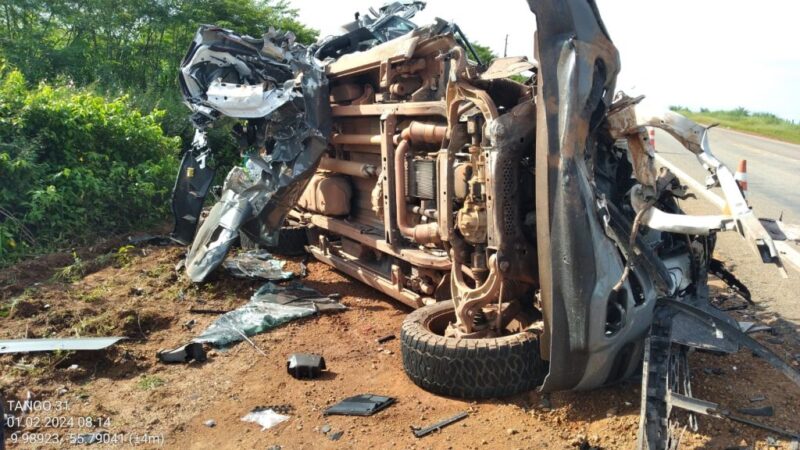 Motorista de caminhonete fica gravemente ferido ao bater na traseira de caminhão em Carlinda