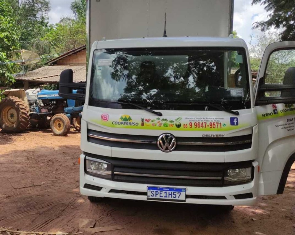 Produtores familiares usam caminhão entregue pelo Governo de MT para transportar alimentos para escolas Produtores familiares usam caminhão entregue pelo Governo de MT para transportar alimentos para escolas