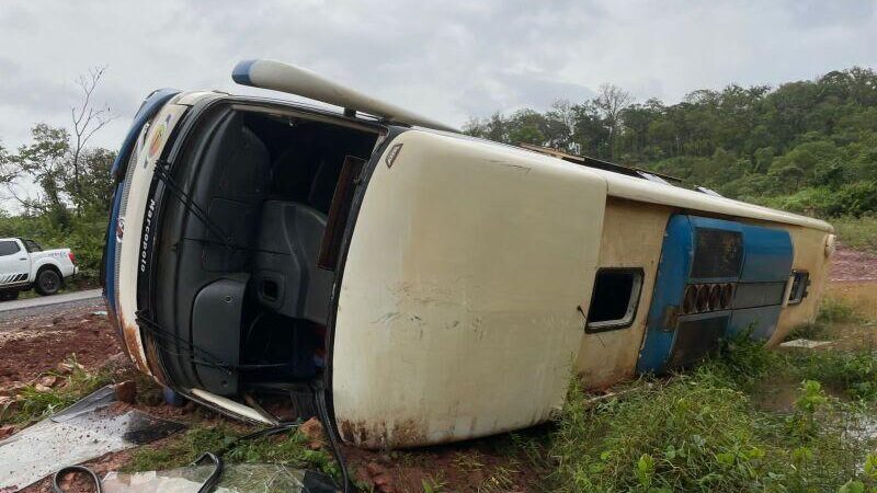 Ônibus tomba e deixa passageiros feridos na MT 208