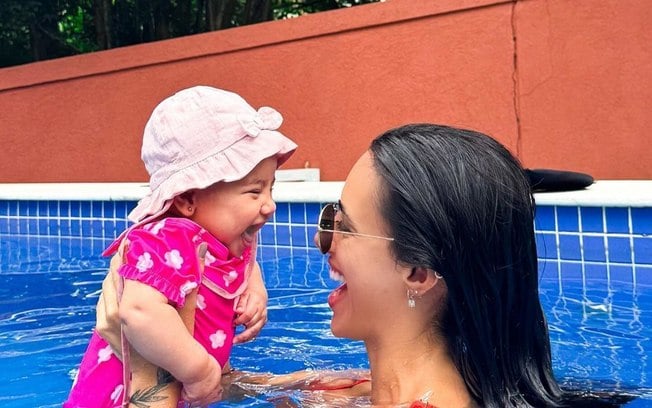 Bruna Biancardi curte feriado de Carnaval em piscina com a filha; veja