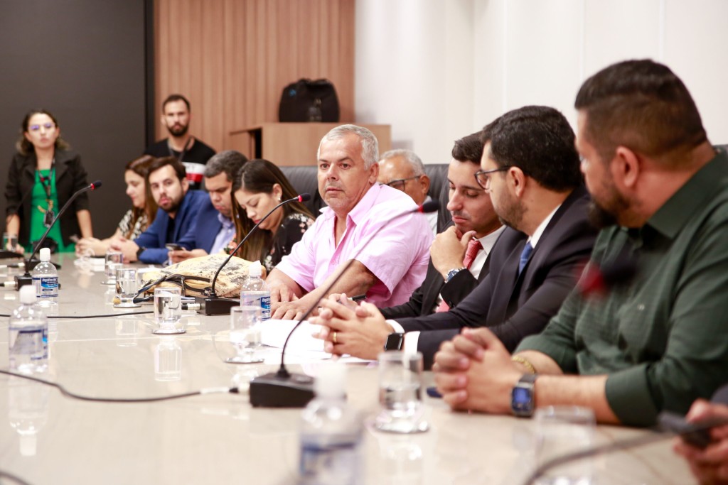 Deputados e representantes de empresa discutem conflito envolvendo obra de ferrovia Deputados e representantes de empresa discutem conflito envolvendo obra de ferrovia