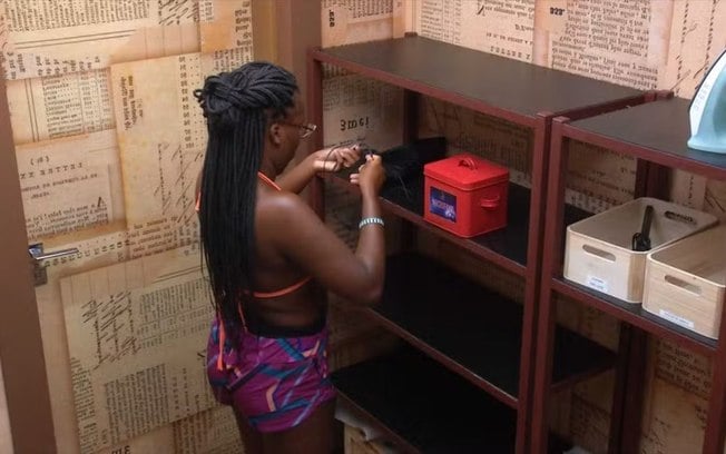 Leidy Elin cai em pegadinha de Boninho e troca microfone: ‘Importante’ Leidy Elin cai em pegadinha de Boninho e troca microfone: ‘Importante’