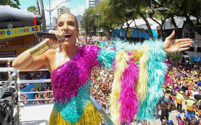 Ivete Sangalo volta a animar foliões após problemas em trio elétrico