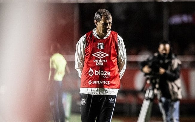 Clube japonês anuncia rescisão e ação na Fifa contra Carille