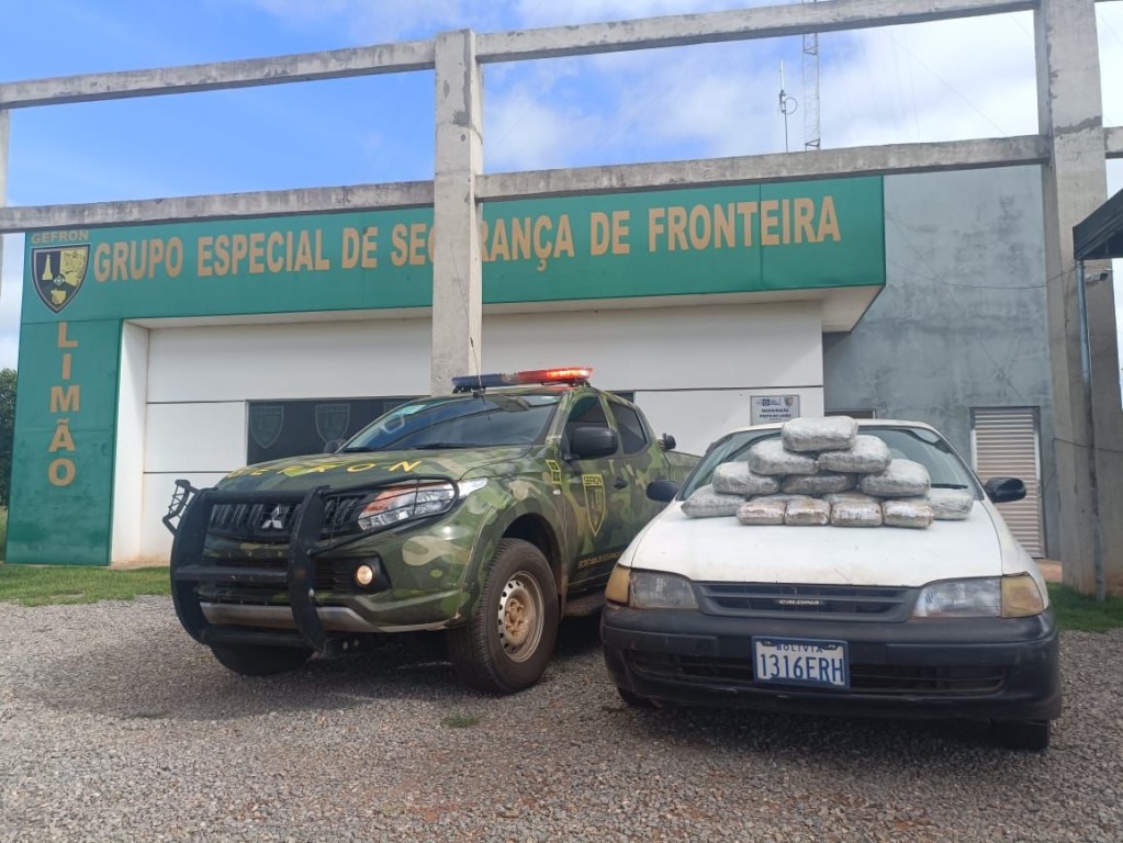 Gefron prende motorista de táxi com 14 tabletes de maconha Gefron prende motorista de táxi com 14 tabletes de maconha
