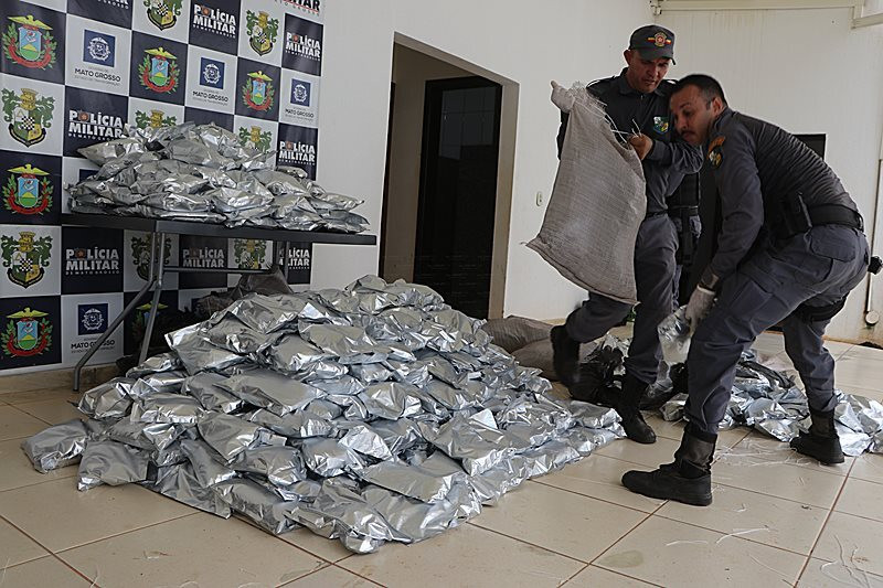 PM apreende meia tonelada de defensivos agrícolas ilegais que saiu de Lucas do Rio Verde PM apreende meia tonelada de defensivos agrícolas ilegais que saiu de Lucas do Rio Verde