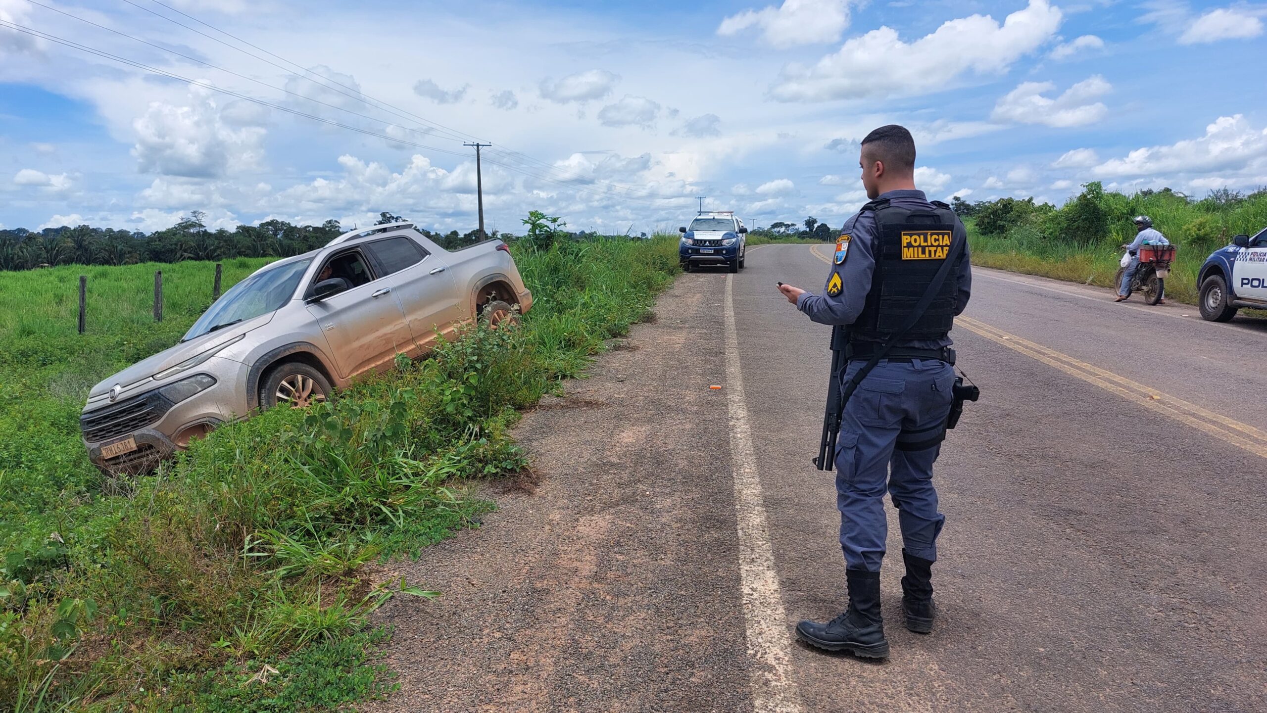 Força Tática do 8°CR e Polícia Militar de Cotriguaçu recupera Fiat Toro roubado em Juruena; criminoso é alvejado e outro fugiu para a mata Força Tática do 8°CR e Polícia Militar de Cotriguaçu recupera Fiat Toro roubado em Juruena; criminoso é alvejado e outro fugiu para a mata