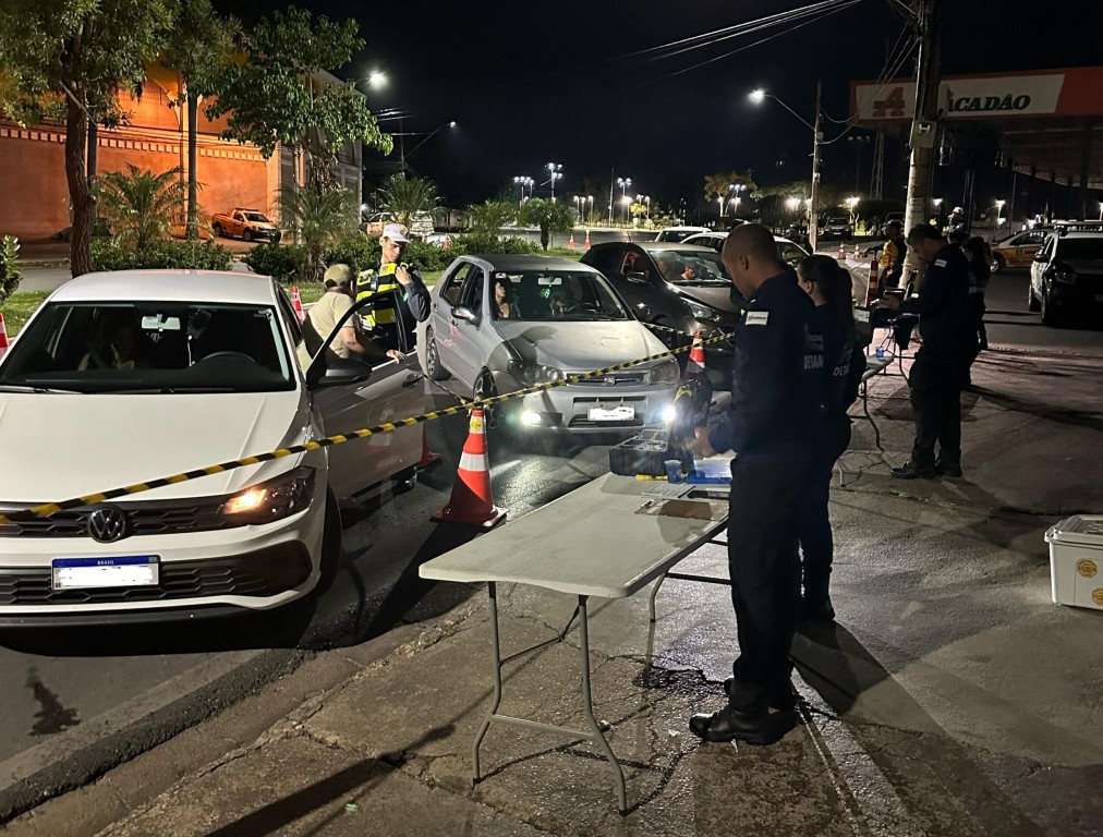 Operação prende 17 condutores alcoolizados na madrugada deste domingo (25) Operação prende 17 condutores alcoolizados na madrugada deste domingo (25)