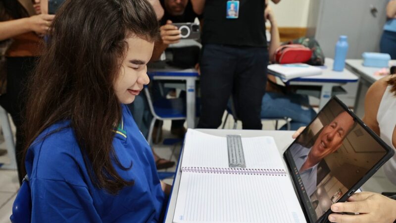 Estudante deficiente visual recebe do governador notícia que foi aprovada para intercâmbio na Inglaterra