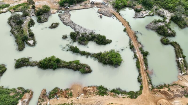 Máquinas são apreendidas durante flagrantes de extração irregular de areia e desmatamento ilegal