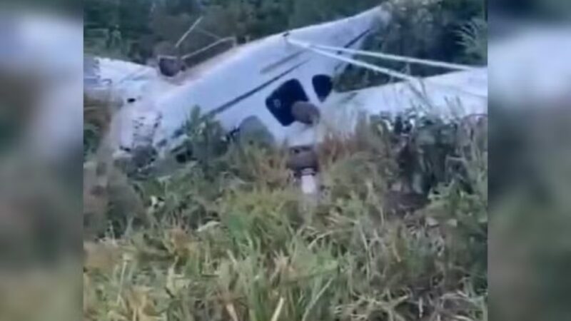 Avião cai após perder potência na decolagem e piloto sai ileso em MT