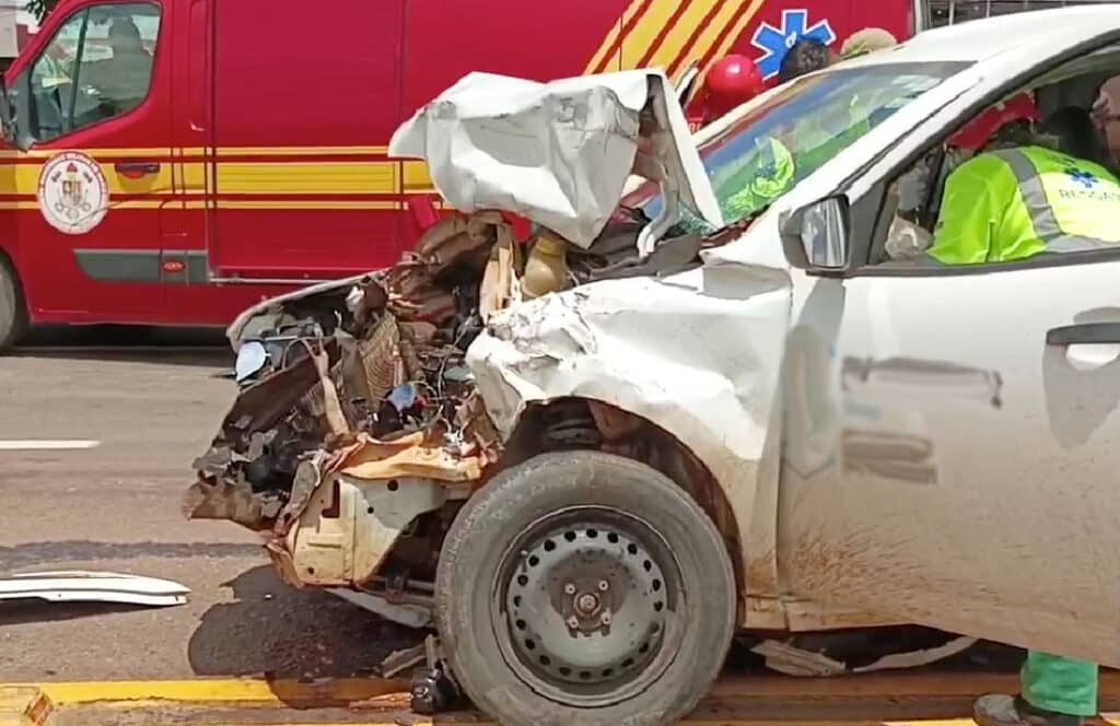 Caminhonete capota após colisão com carro na BR-163 em Sinop