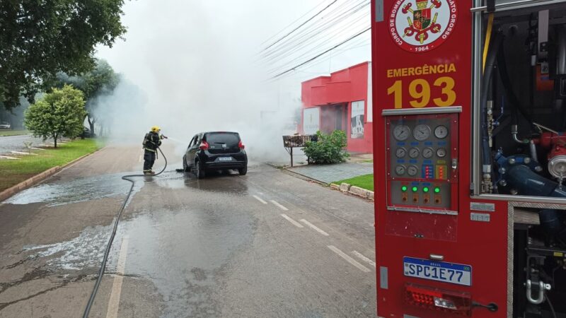 Corpo de Bombeiros Militar combate incêndio em veículo no centro de Nova Mutum