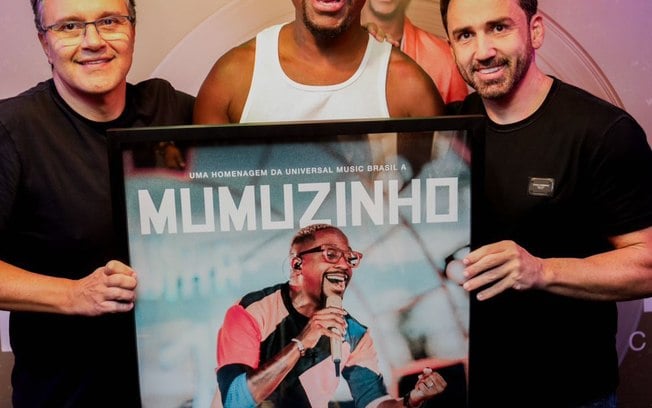 Mumuzinho recebe disco de ouro e renova contrato com gravadora