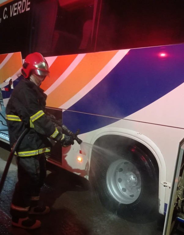 Corpo de Bombeiros de Campo Verde é acionado para conter incêndio em ônibus Corpo de Bombeiros de Campo Verde é acionado para conter incêndio em ônibus