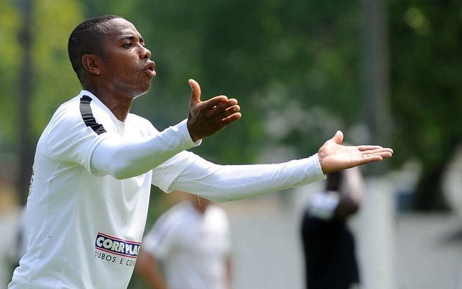 Condenado por estupro, Robinho se considera vítima de racismo