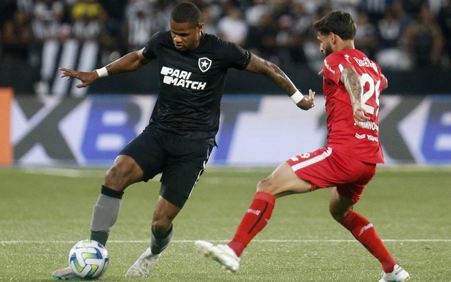 Com casa cheia Botafogo enfrenta o Bragantino em busca da vaga na fase de grupos da Libertadores