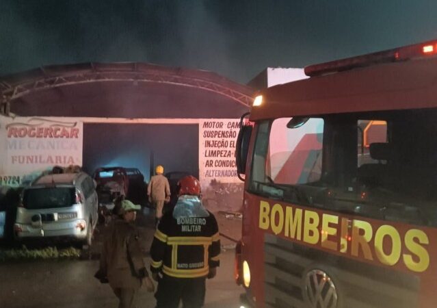 Corpo de Bombeiros combate incêndio em oficina mecânica