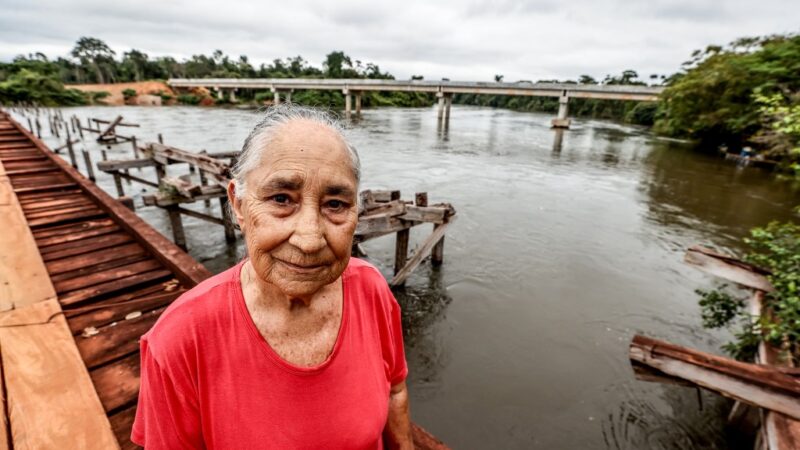 “Agora está bom demais”, afirma sitiante que pode atravessar rio com segurança após Governo construir ponte de concreto