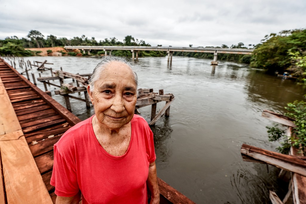 “Agora está bom demais”, afirma sitiante que pode atravessar rio com segurança após Governo construir ponte de concreto